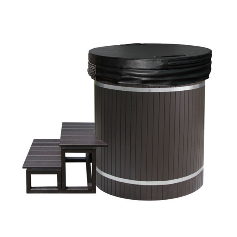 حوض الغطس البارد الخشبي